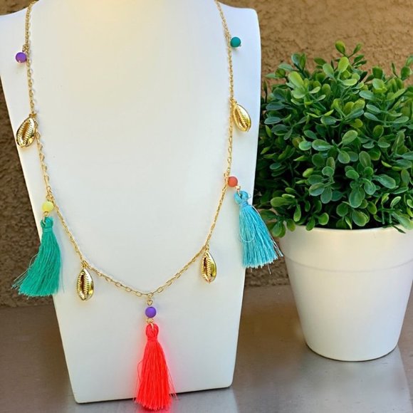 🎉🛍 Sold! HP Gold Cowrie shell Tassel Necklace - Picture 7 of 9